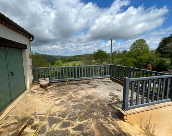 Traitement Hydrofuge sur Charpente en Dordogne
Description : Couvreur 24 garantit une protection optimale de la charpente en Dordogne grâce à son traitement hydrofuge, préservant la structure dans le temps.

