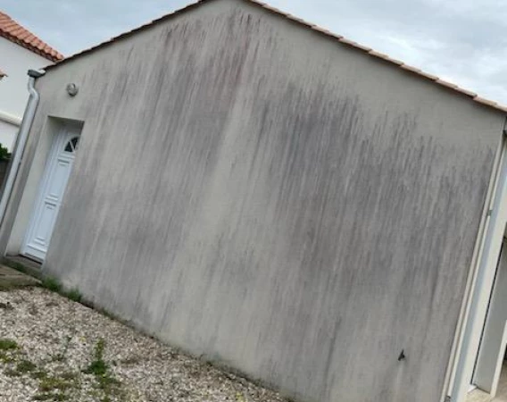 Peinture de Façade en Dordogne
Description : La peinture de façade réalisée par Couvreur 24 en Dordogne allie esthétique et protection, offrant un nouveau souffle à cette construction.